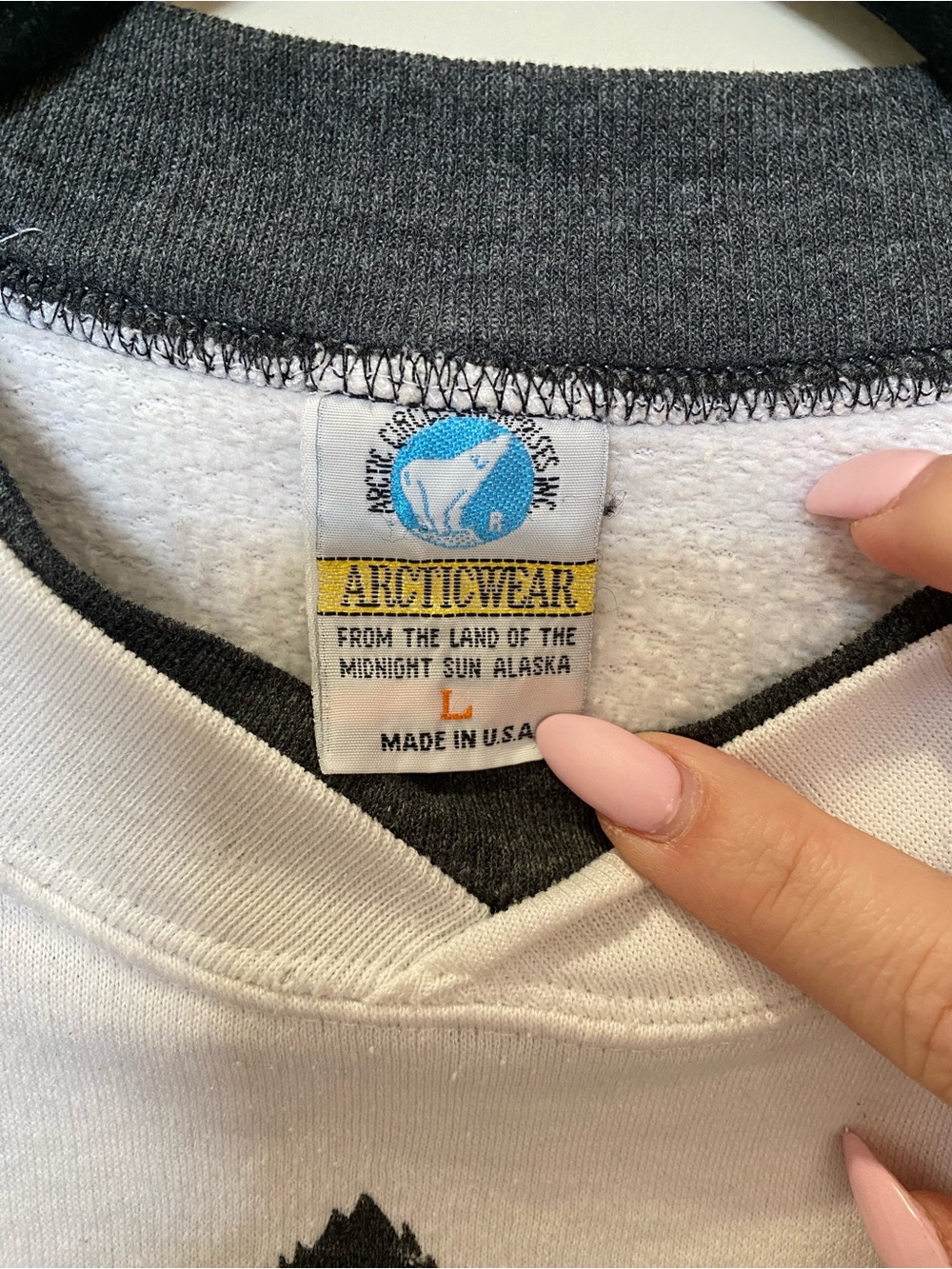 Vintage 90s “Alaska” White Crewneck Sweatshirt With Wolf Graphic Cozy Winter - Picture 3 of 4